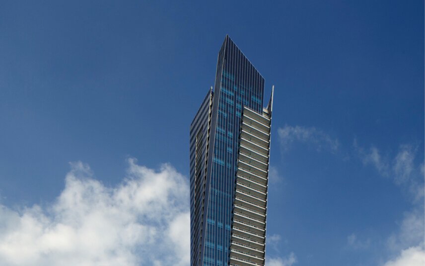 Moderner Wolkenkratzer mit Glasfassade Moderner Wolkenkratzer mit Balkonen