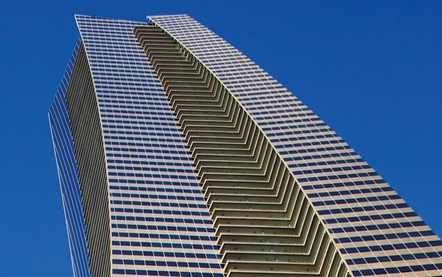 Moderner Wolkenkratzer mit Glasfassade und Terrassen Modernes Hochhaus mit Glasfassade