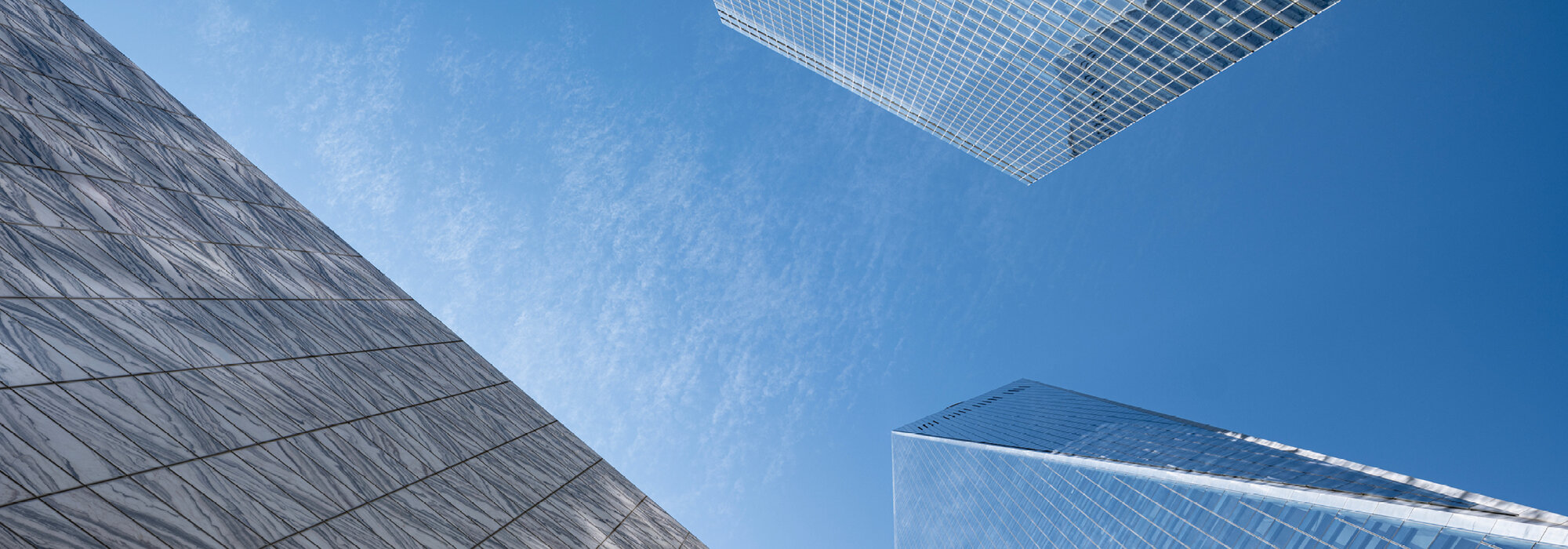 Moderne Wolkenkratzer und Architektur am Himmel Wolkenkratzer mit Glasfassade und blauem Himmel