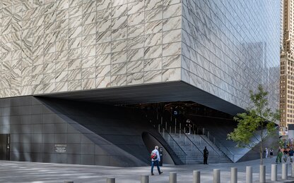 Modernes Gebäude am Bloomberg Plaza in NYC Innovative Fassade mit Marmor und Metall