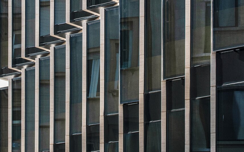 Royal Hamilius, moderne Glasfassade mit Sonnenschutzlamellen Moderne Glasfassade mit Sonnenschutzlamellen
