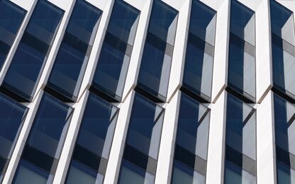 Royal Hamilius, moderne Bürogebäudefassade mit reflektierenden Fenstern Reflektierende Fenster an moderner Fassade