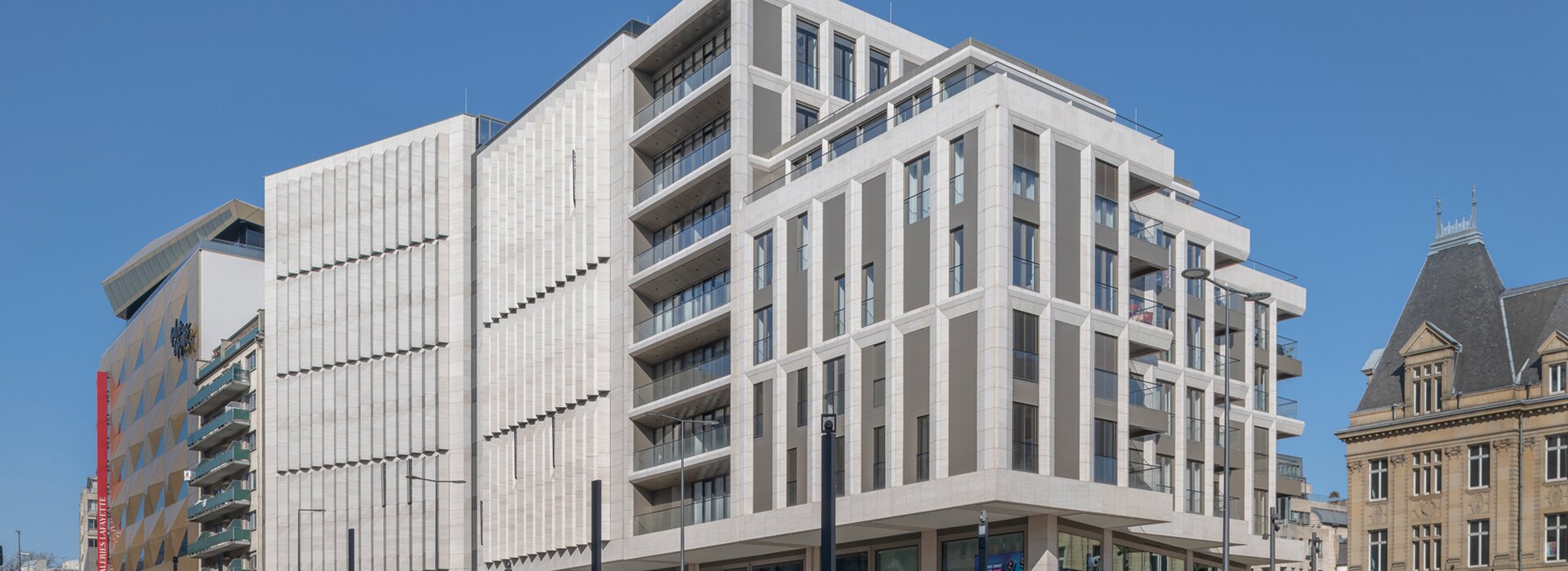 Royal Hamilius London, modernes Gebäude mit Straßenbahn und Haltestelle Modernes Gebäude mit Straßenbahn und Menschen