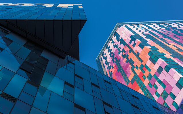 Moderne Glas- und Farbige Fassaden Gebäude Moderne Gebäude mit Glas- und Farbenfassade