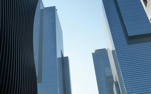 Moderne Hochhäuser mit Glas und gekrümmtem Gebäude Moderne Hochhäuser und gekrümmtes Gebäude