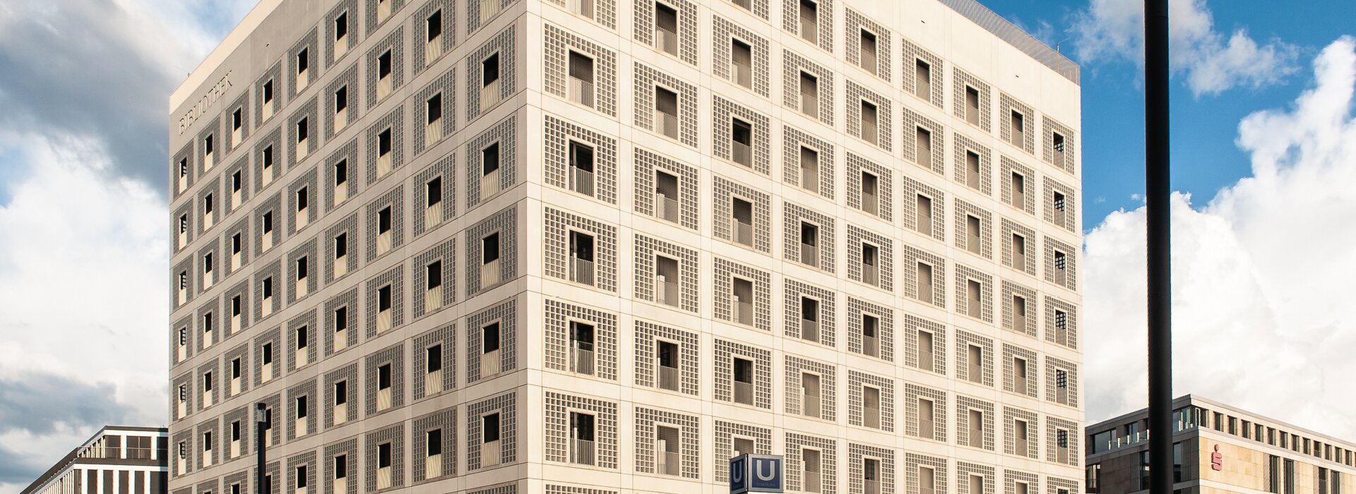 Stadtbibliothek Stuttgart modernes Gebäudedesign Modernes Bibliotheksgebäude mit Fensterfassade