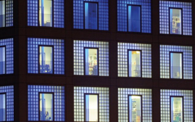 Moderne Bürofassade beleuchtete Glasfenster Beleuchtete Glasfassade moderner Büros
